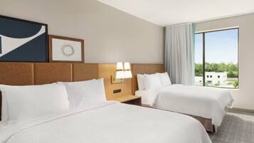 Hochwertige Bettwaren, Schreibtisch, Verdunkelungsvorhänge