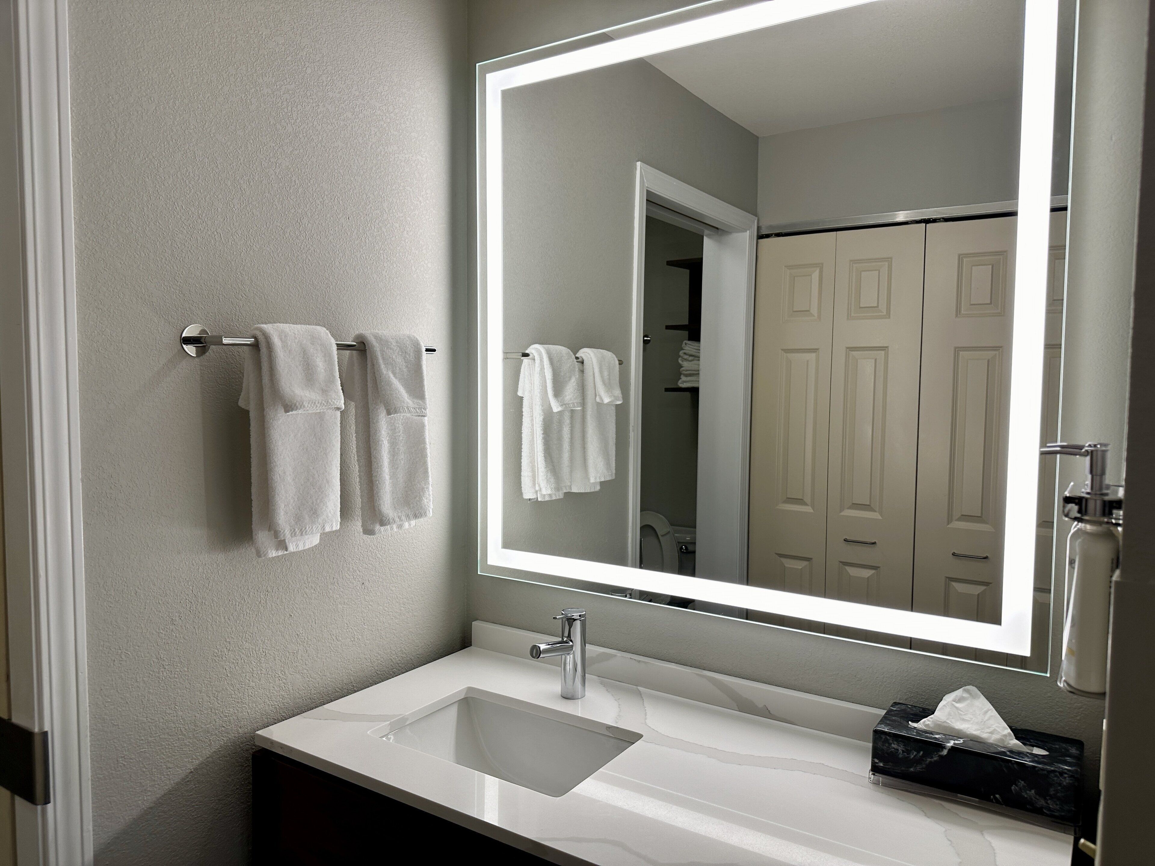 combined shower/bathtub, hair dryer, towels