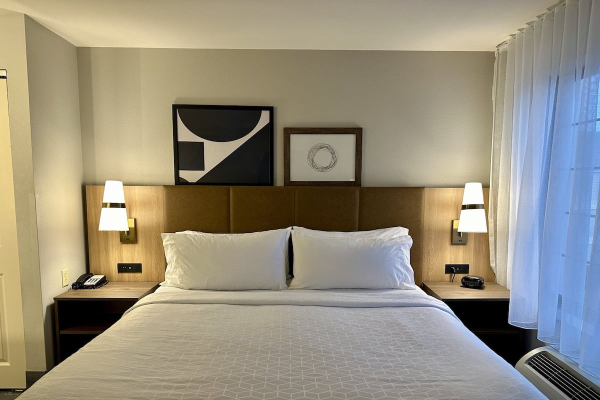 Peralatan tempat tidur premium, meja, langsir/tirai gelap terus 