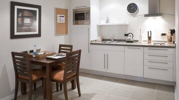 KĂŒhlschrank, Mikrowelle, Wasserkocher mit Kaffee-/Teezubehör