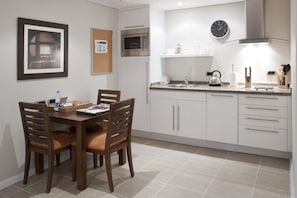 Refrigerador, microondas, cafetera/tetera, utensilios de cocina