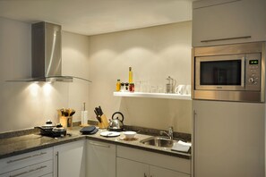 Refrigerador, microondas, cafetera/tetera, utensilios de cocina