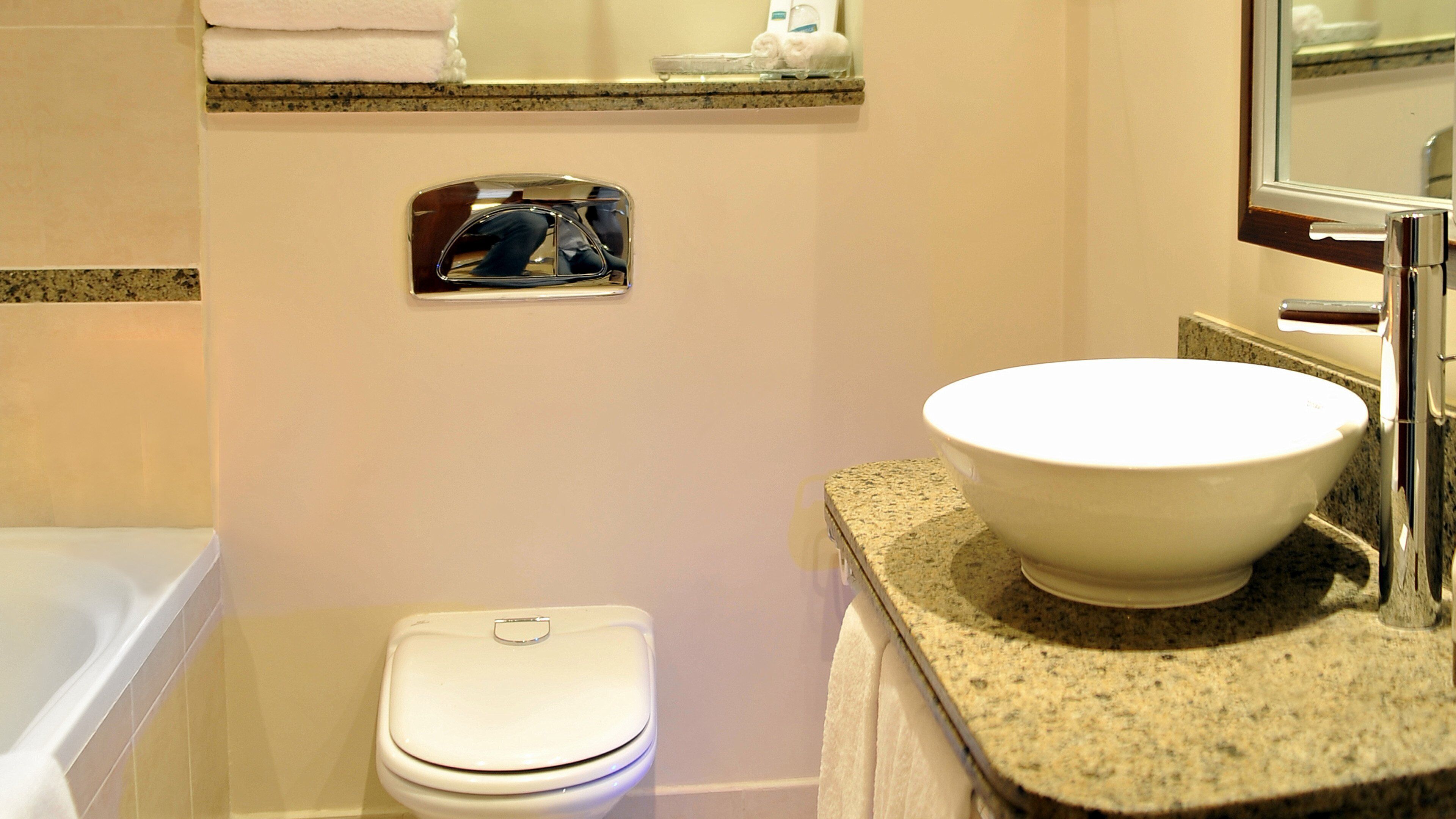Een bad, gratis toiletartikelen, een haardroger, badjassen