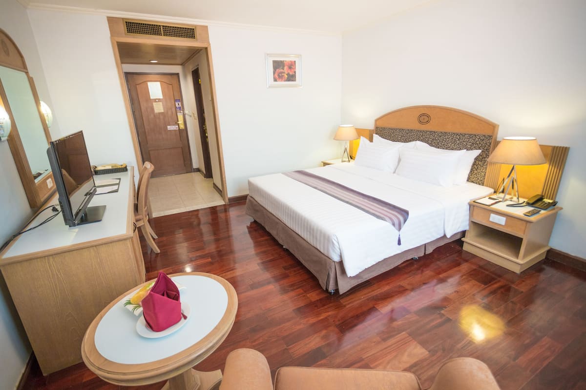 Deluxe kamer | Een kluis op de kamer, een bureau, geluiddichte muren, gratis wifi