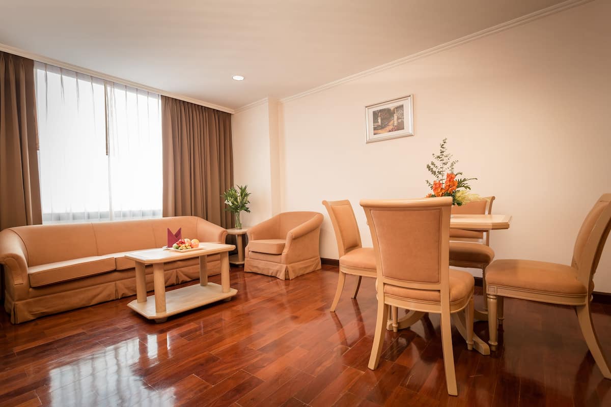 Junior suite | Woonkamer | Een televisie