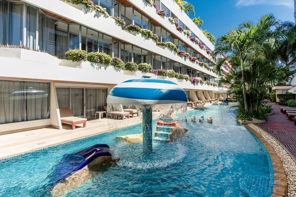2 outdoor pools