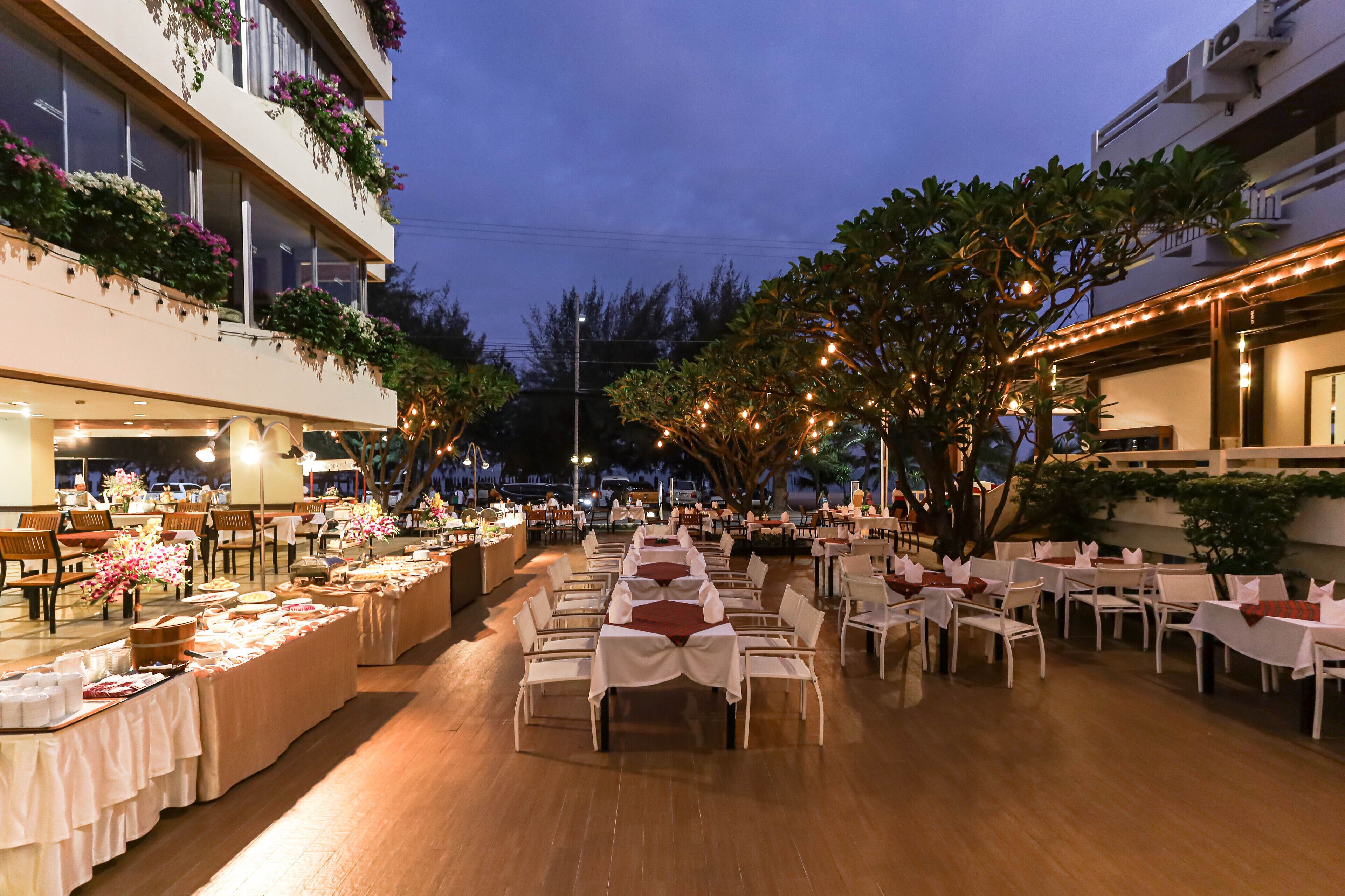 2 restaurants, breakfast, lunch, dinner served; international cuisine