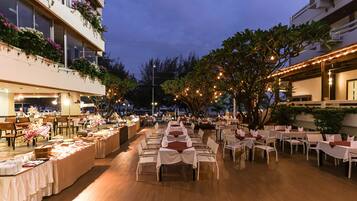 2 restaurants; breakfast, lunch and dinner served