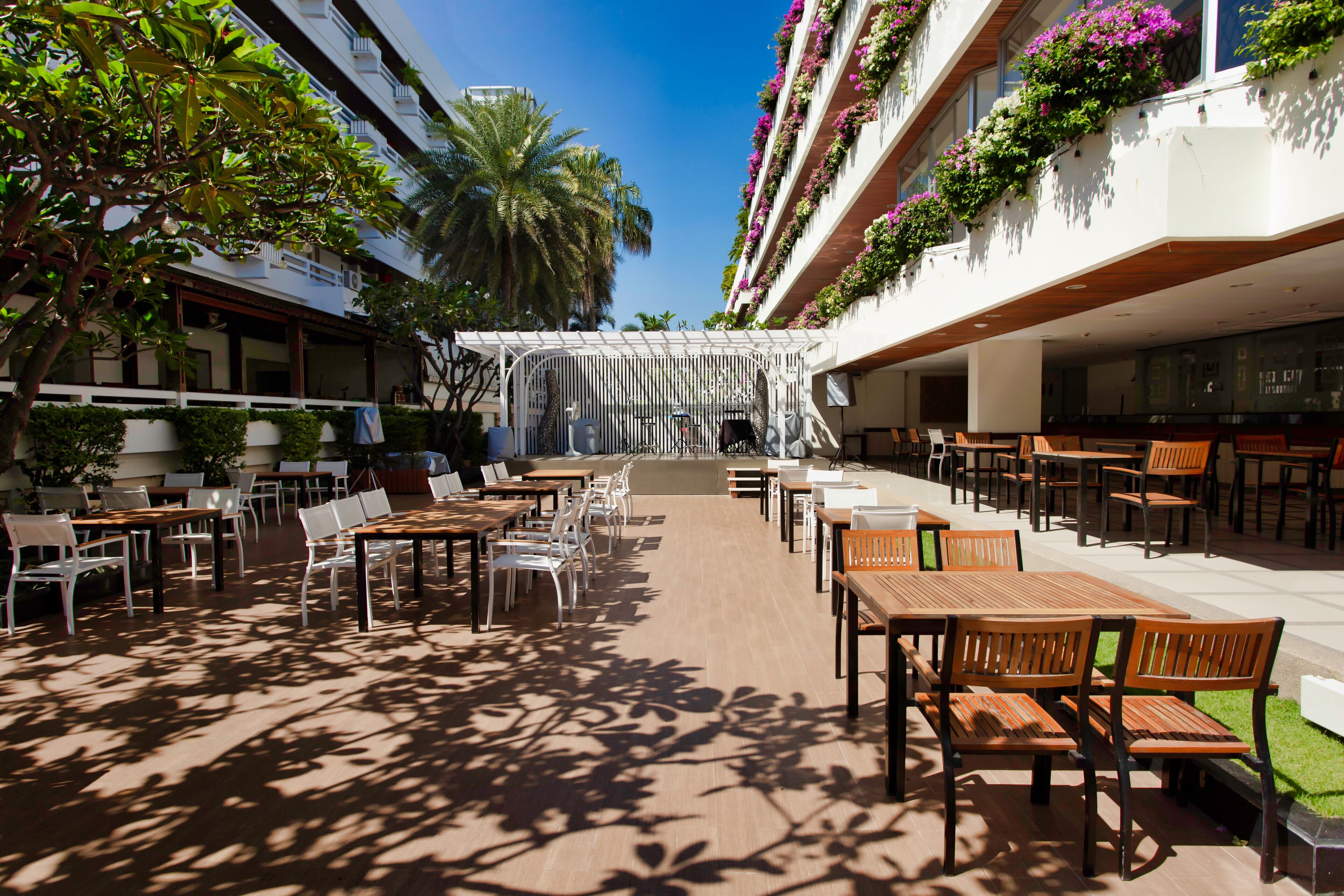 2 间餐厅，供应早餐、午餐和晚餐，国际美食