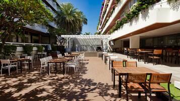 2 restaurantes; se sirve desayuno, almuerzo y cena; cocina internacional