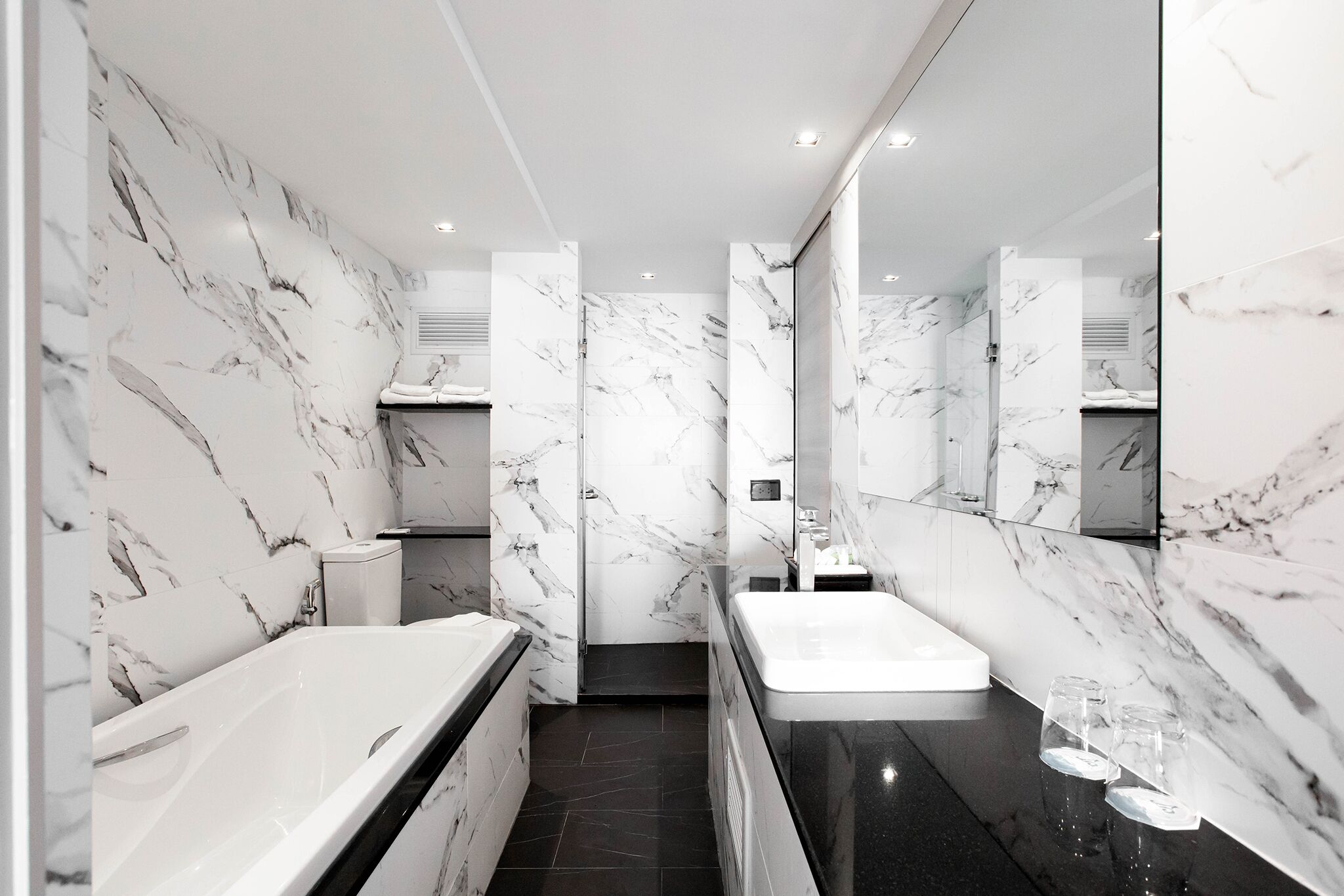 deluxe room | bathroom | free toiletries, slippers, towels