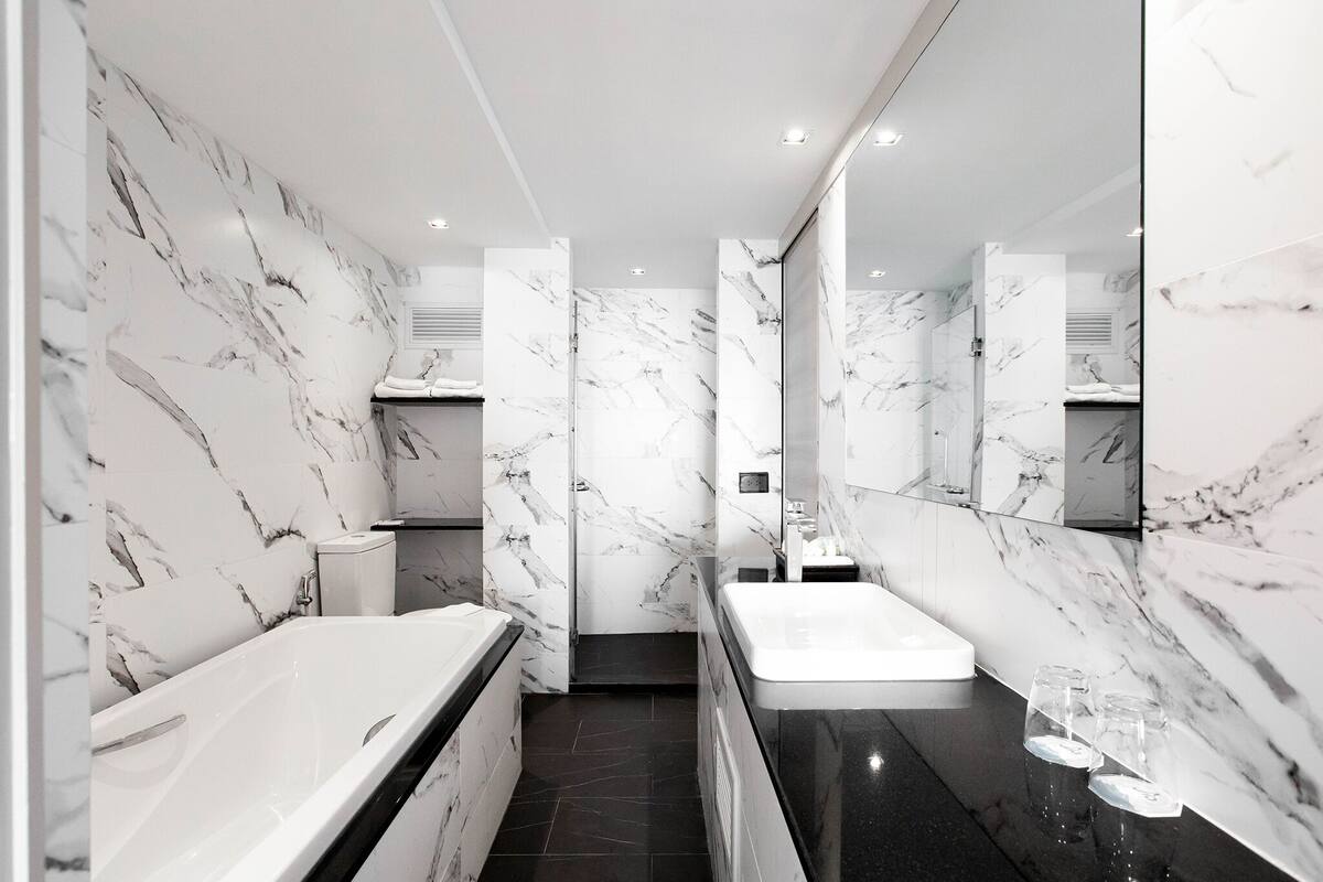 deluxe room | bathroom | free toiletries, slippers, towels