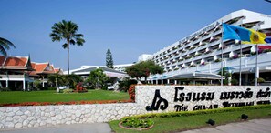 Front of property - The Cha-am Methavalai Hotel (Cha-am)
