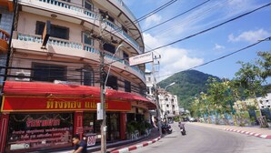 A multi-story building with balconies and a sign for LAMAI APARTMENT. - Lamai Apartment (Patong)