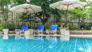 Hồ bơi ngoài trời, dù/ô trên bãi biển/hồ bơi, ghế dài tắm nắng