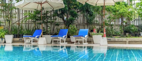 야외 수영장, 수영장 파라솔, 일광욕 의자