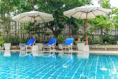 Outdoor pool, pool umbrellas, sun loungers. Summit Pavilion