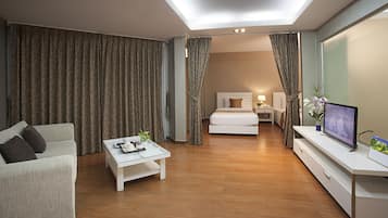 Luxury Suite | 起居區 | 32-吋LED 液晶電視、衛星頻道、電視
