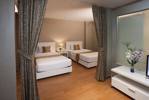 Minibar, caja de seguridad en la habitación y escritorio 