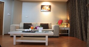 Luxury Suite | Área de estar | TV LED 32 polegadas com canais via satélite, TV