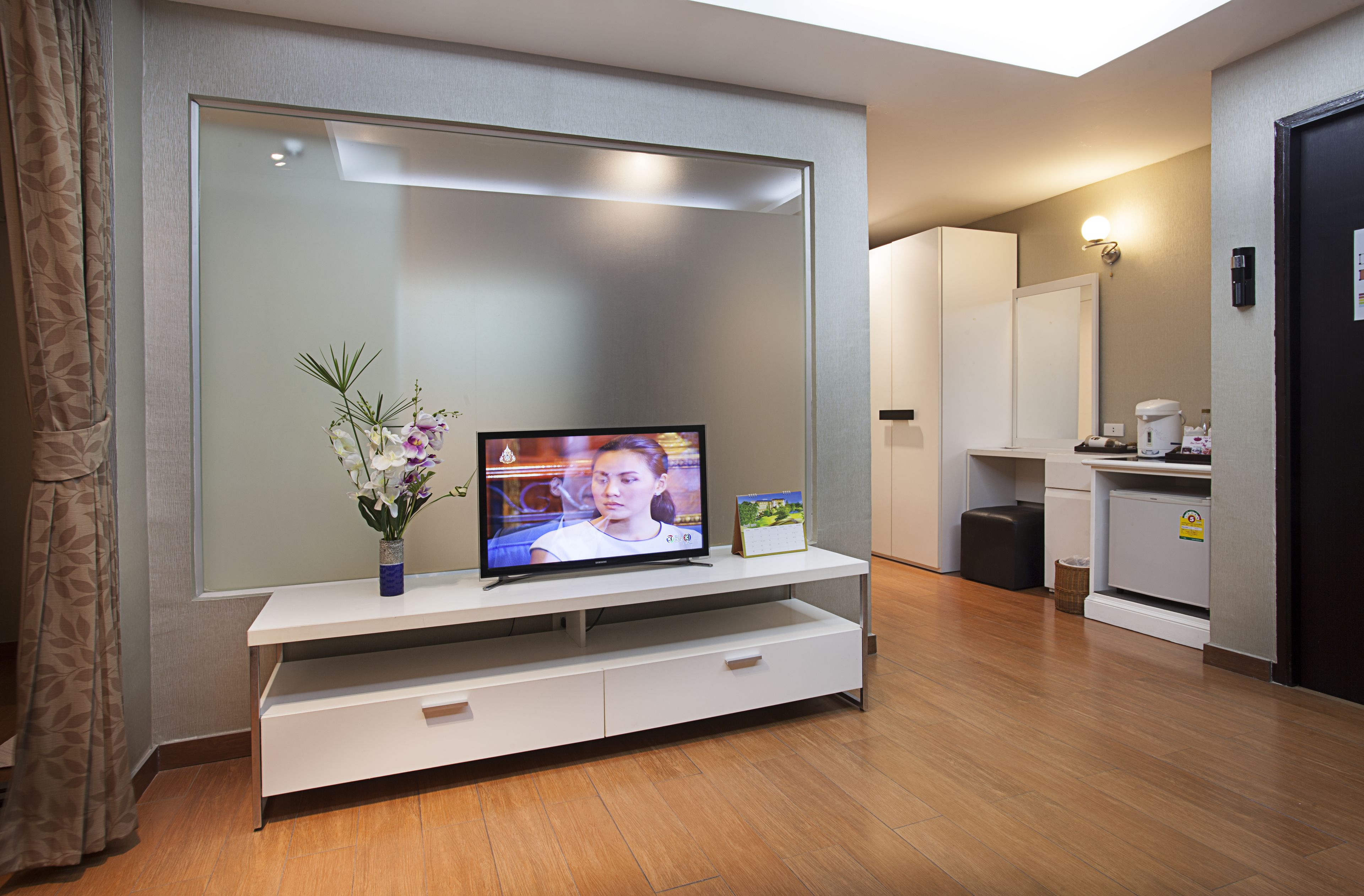 Luxury Suite | Living area | 32-inch LED TV with satellite channels, TV