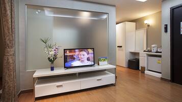 Luxury Suite | Living area | 32-inch LED TV with satellite channels, TV