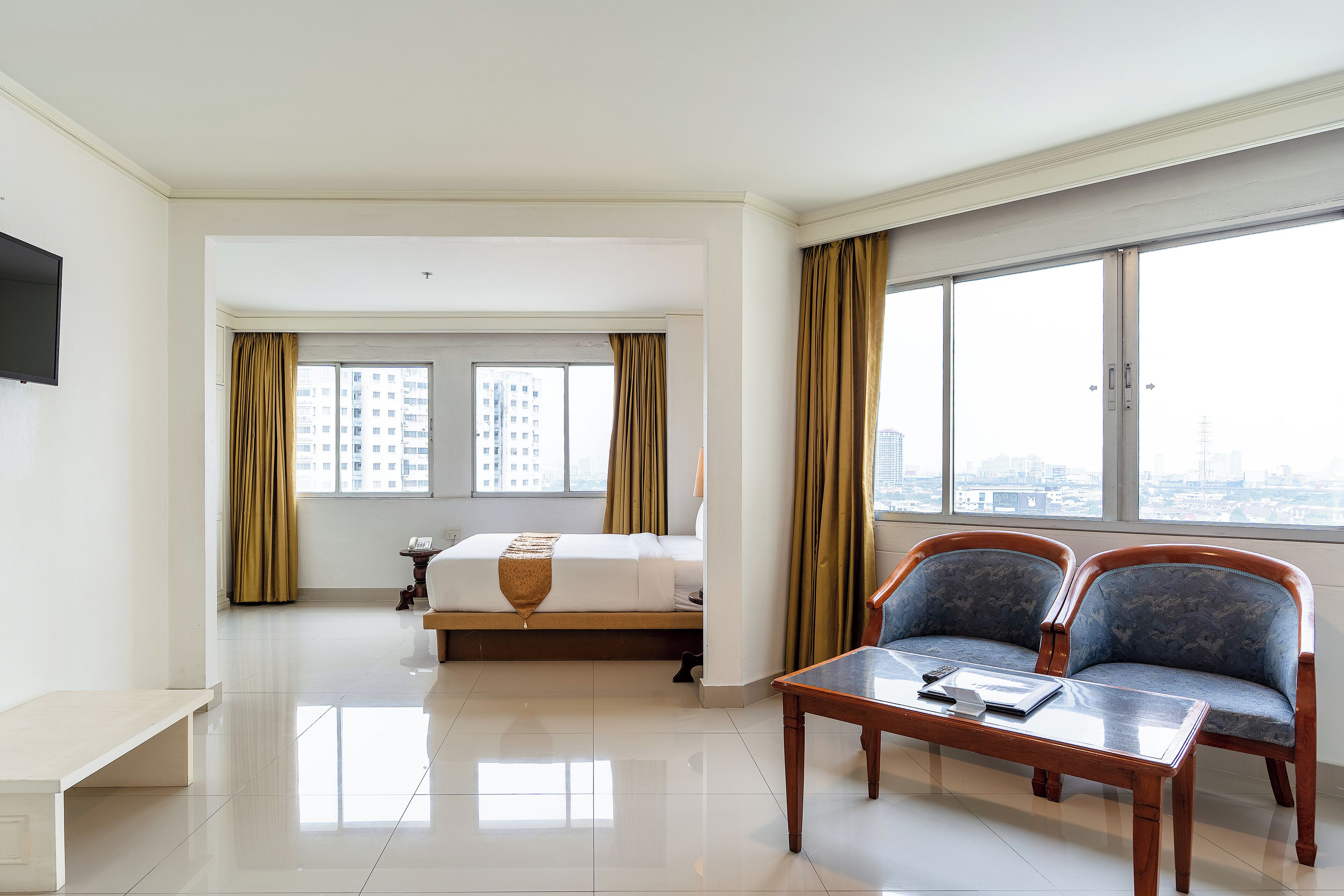 Studio Double Superior | Zona de estar | Televisión LED de 32 pulgadas con canales por satélite, una televisión