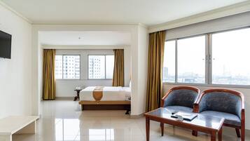 Studio Double Superior | Zona de estar | Televisión LED de 32 pulgadas con canales por satélite, una televisión