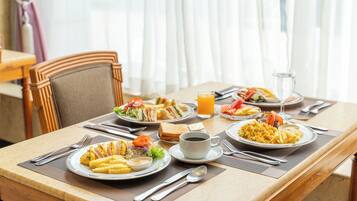Daily cooked-to-order breakfast (THB 250 per person)
