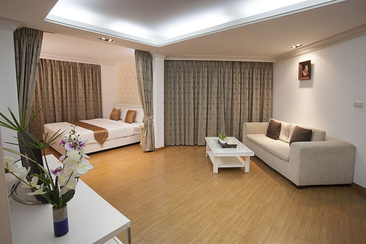 Luxury Suite | Minibar, in-room safe, blackout drapes, free cribs/infant beds
