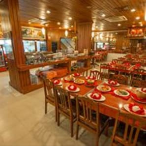 Se sirven desayunos, comidas, cenas y cocina internacional