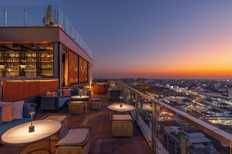 Bar de cocktails, con vista a la piscina, abre todos los días