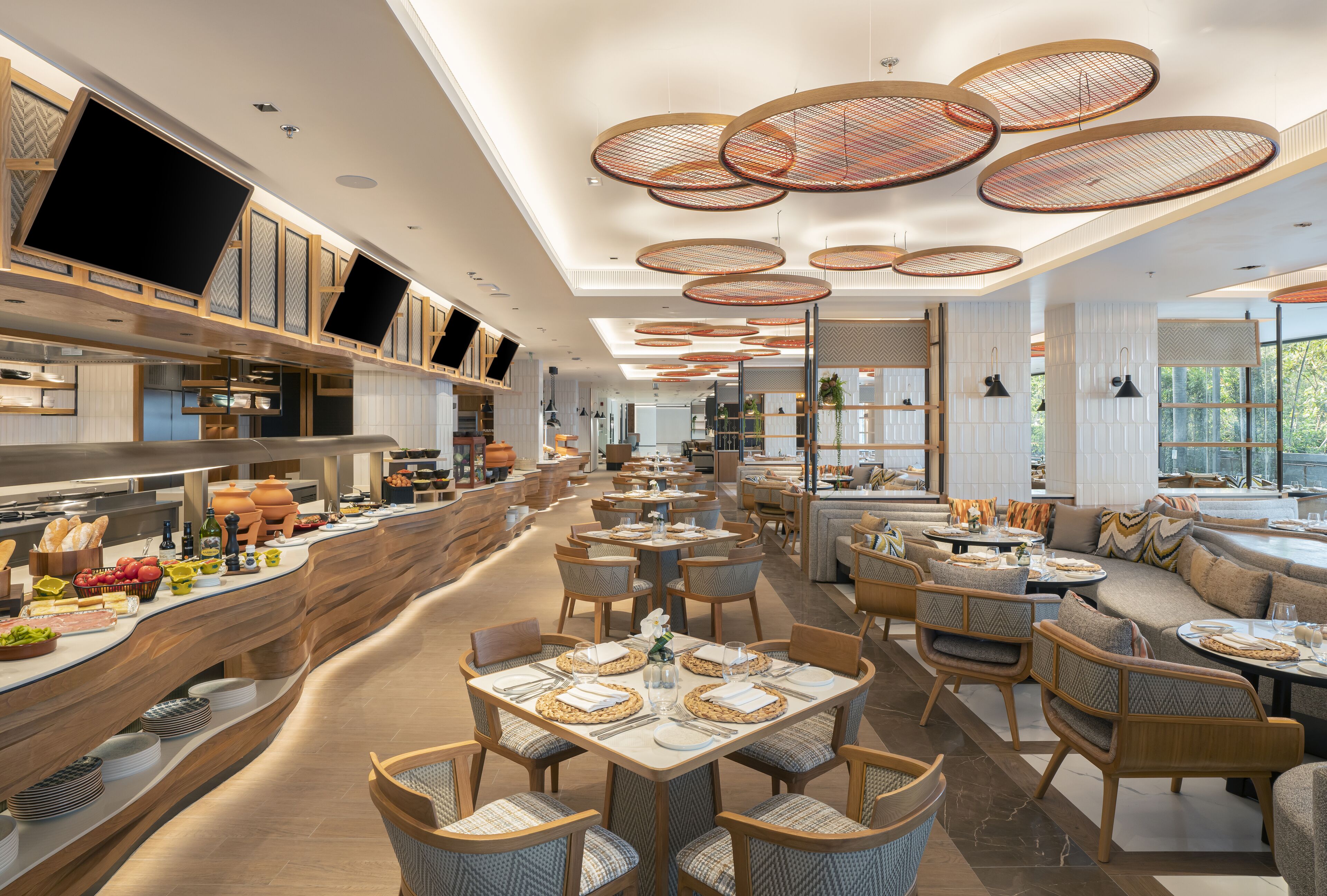 2 restaurants; breakfast, lunch, and dinner served