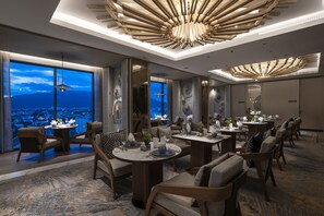 2 restaurants; breakfast, lunch, and dinner served - Melia Chiang Mai (Chiang Mai)
