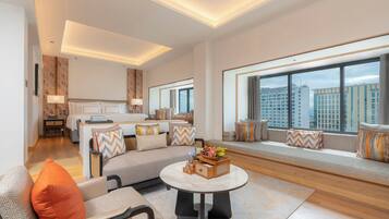 Suite | Minibar, caixa forta a l'habitació, escriptori i cortines opaques