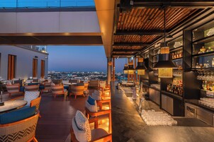 2 間酒吧/酒廊、天台酒吧、雞尾酒酒吧、大廳酒吧