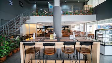 Se sirven almuerzos, cenas, brunch y cocina internacional
