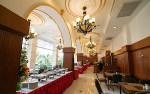 Desayuno buffet (THB 200 por persona)