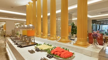 Desayuno buffet (THB 300 por persona)