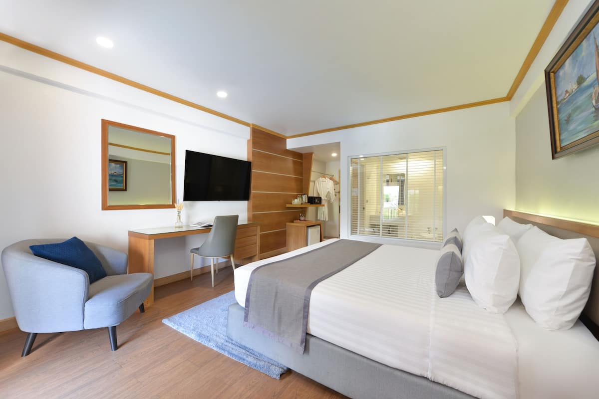 Deluxe Room with See-through Bathtub | Minibar, in-room safe, desk, rollaway beds