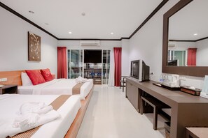 Családi szoba | Minibár, széf a szobában, íróasztal és sötétítőfüggöny