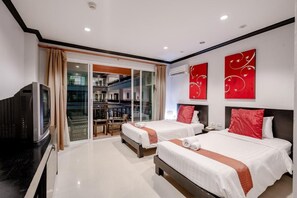 Minibár, széf a szobában, íróasztal és sötétítőfüggöny