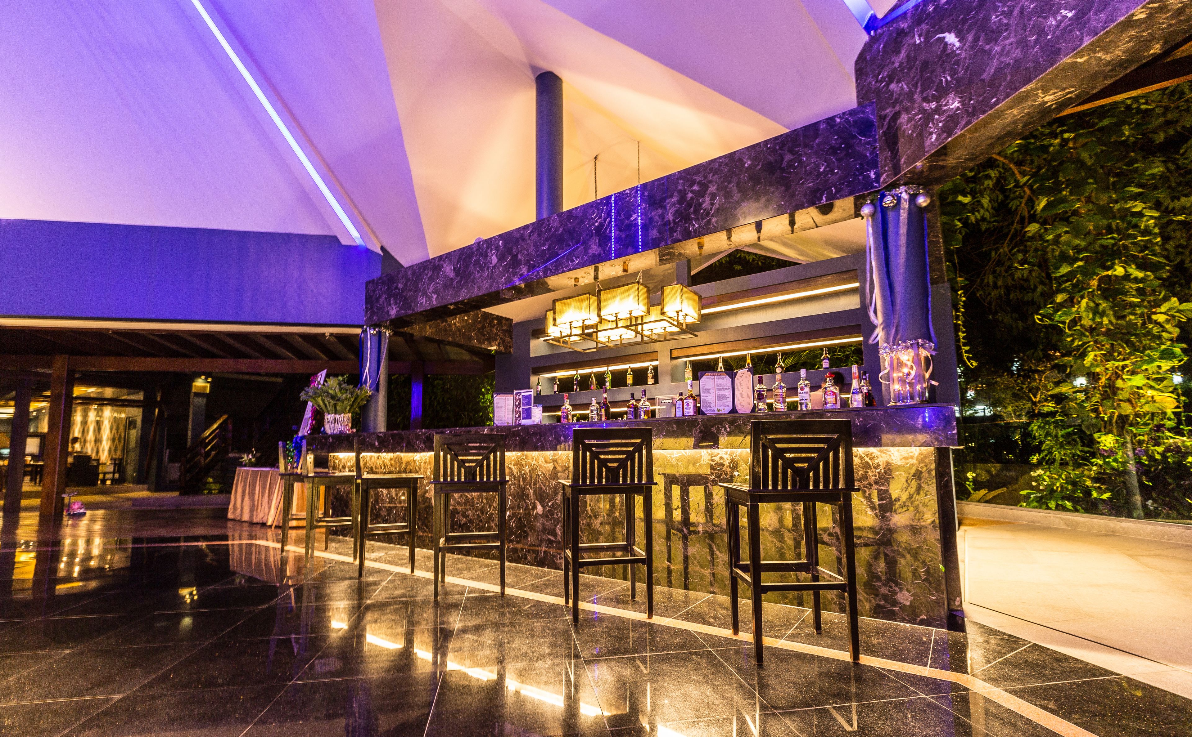 2 bars/lounges, poolside bar