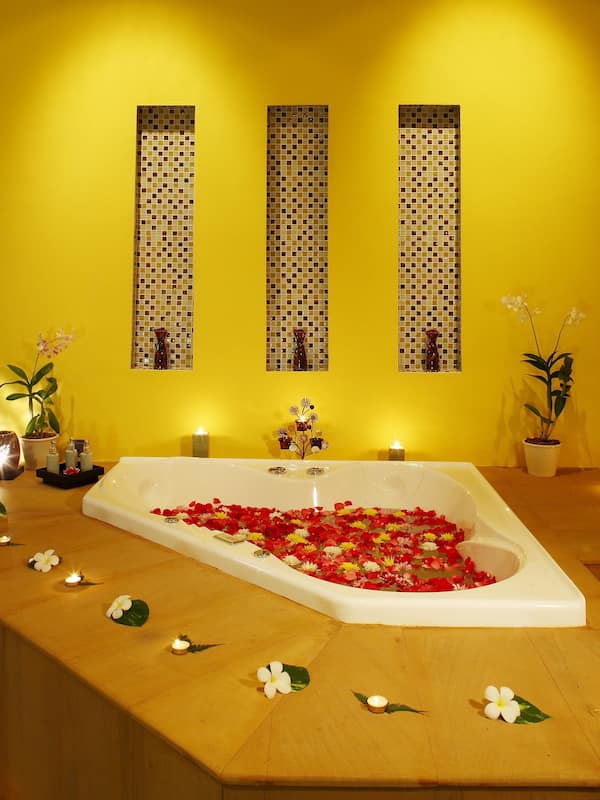 Couples treatment rooms, body treatments, aromatherapy, body wraps
