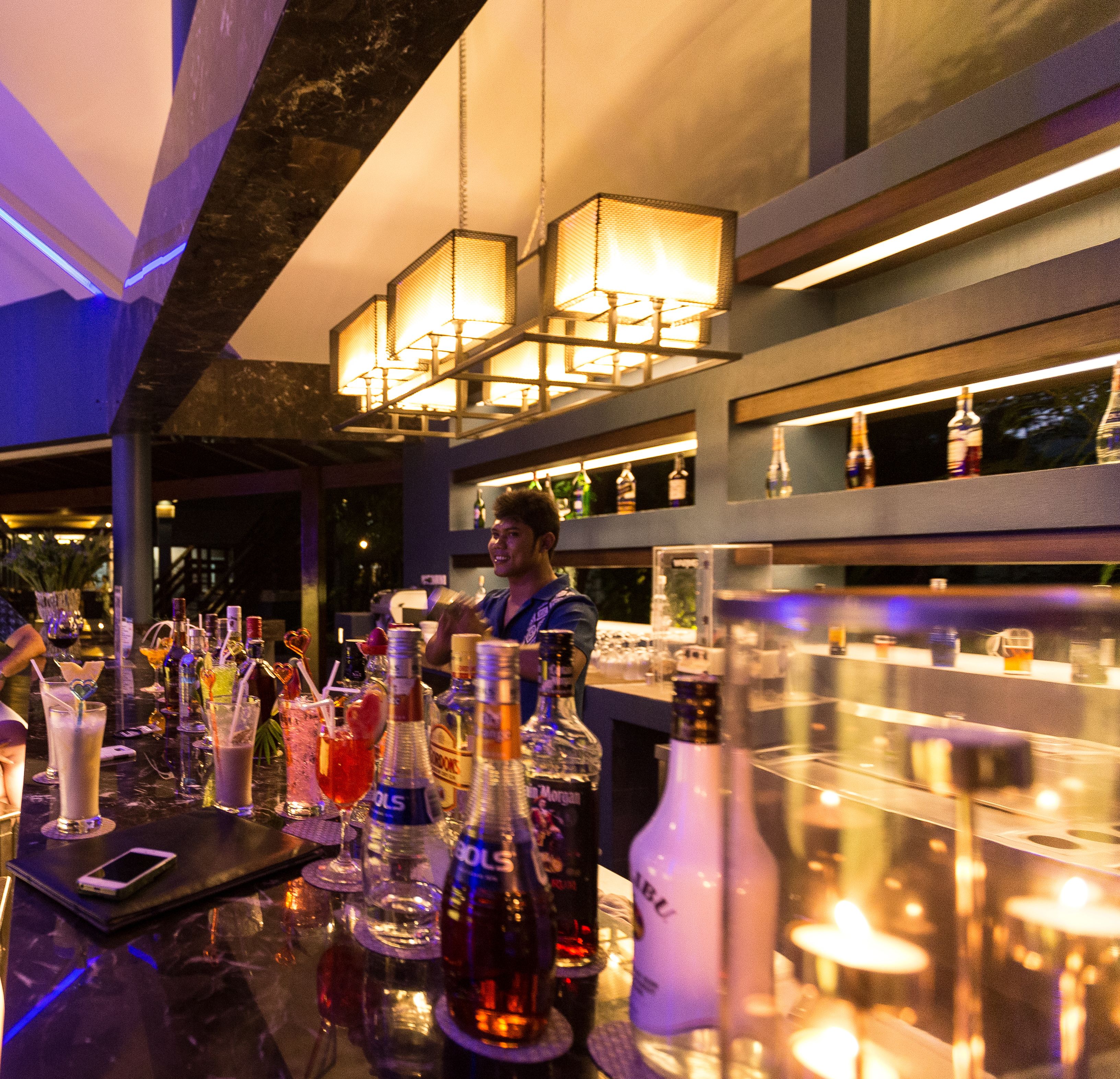 2 bars/lounges, poolside bar