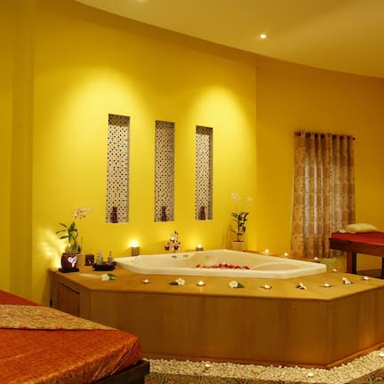 Couples treatment rooms, body treatments, aromatherapy, body wraps