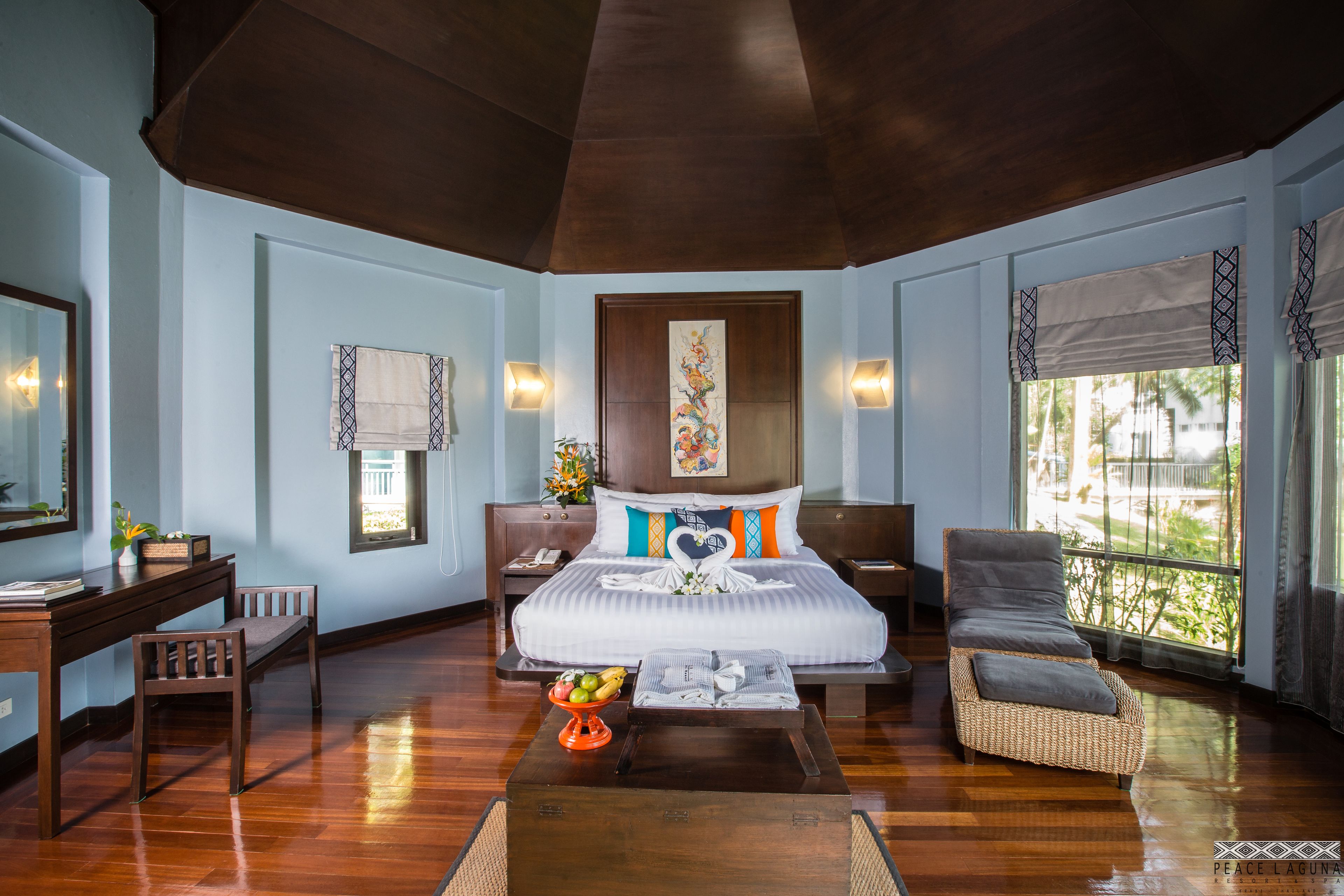 Minibar, Zimmersafe, Schreibtisch, Verdunkelungsvorhänge