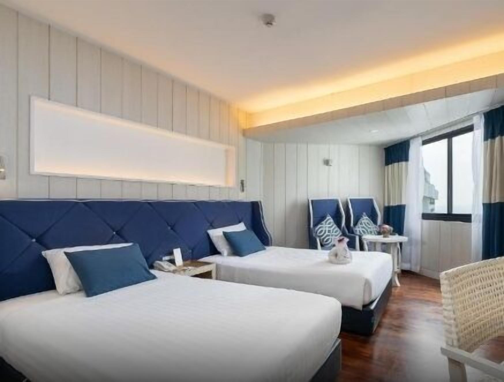 Minibar, desk, laptop workspace, free WiFi