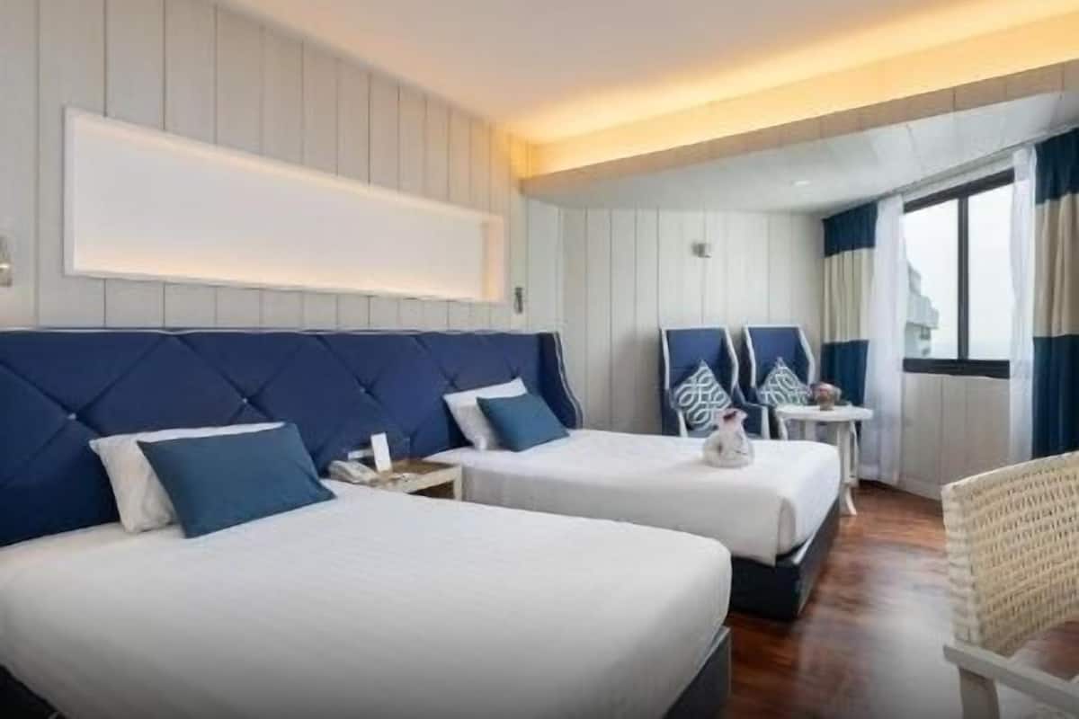Minibar, desk, laptop workspace, free WiFi