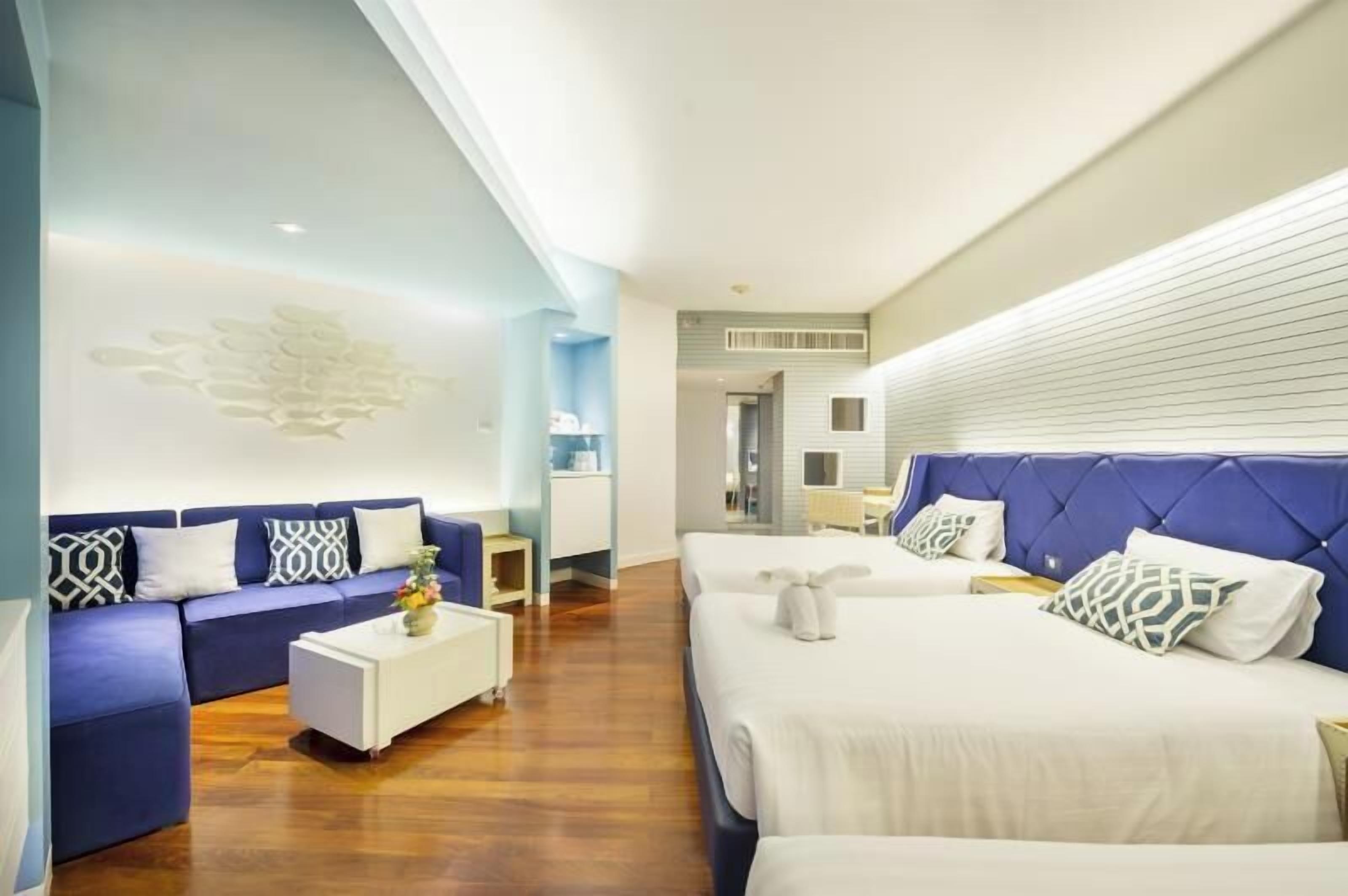 Minibar, desk, laptop workspace, free WiFi